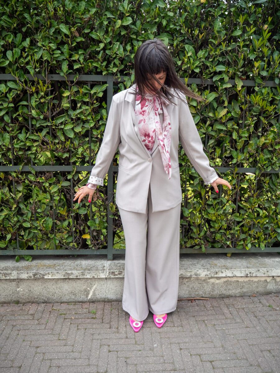 Tailleur Tortora con dettagli a Pois Tg M - immagine 2